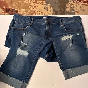 Distressed cropped jeans